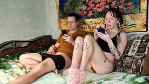 Asiatische Stiefschwester schaut sich mit ihrem Stiefbruder Pornos an
