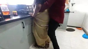 Tamil Maid's Kitchen Surprise: un incontro Bulldick