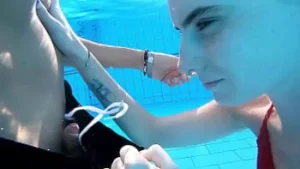 Escape de verano caluroso: Milf Teacher & College Student's Naughty Pool & Hotel Encounter en Bali