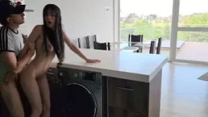 Latina sexy apprend à laver les vêtements: une rencontre de cuisine chaude