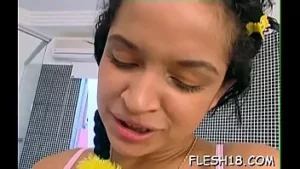 La bella cameriera wendy con enormi tette naturali conquista un enorme schlong