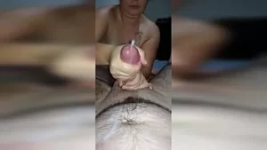 Guy ottiene il suo cazzo t. con la bacchetta e l'uovo di tenga
