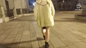 Blonde Latina Milf Ariela Rider lampeggia pubblica con plug e figa rasata anale