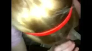 Vagabunda loira amadora chupando duas bbcs no dormitório
