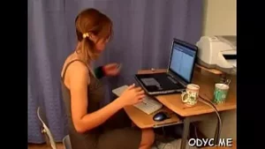 Lo strumento visita Helena, una ragazza a malapena legale di prim'ordine con la femminuccia delle tette naturali rotonde