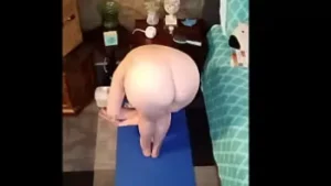 Mommavee1 ile çıplak yoga seansında büyük göğüsleri ve sulu eşekle uyan