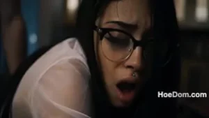 Миниатюрный подросток Нина Пинк становится грубым с учителем Робби Эхо