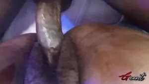Bu doyumsuz siyah tanrıça ve onun geniş kedi ile yakın çekim seks