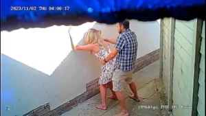 Drobna Blondynka Niegrzeczna dostawa do domu - prawdziwa amatorska akcja