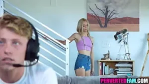 Ablenkung der X-bewerteten mit Stiefschwester: Hardcore Ficken mit Stiefbruder