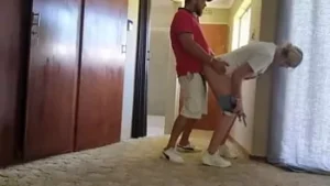 Amateur di grandi dimensioni ottiene un enorme cumocollo in doggystyle