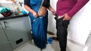 देसी नौकरानी श्रीदेवी को उस बड़े बुलडिक के लिए पर्याप्त नहीं मिल सकता है