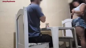 Crazy Latina Brunette staje się szorstka i publiczna w barze